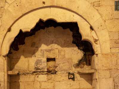 �Purtroppo sono evidenti i segni di piccone sugli affreschi che una volta adornavano le sale. Probabilmente sono stati dovuti alla damnatio memoriae voluta da Federico II di Svevia, il quale pun� i Templari per i loro atti di ribellione 